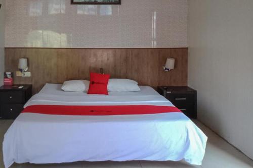 索龙RedDoorz @ Sorong City Center的一间卧室配有一张带红色枕头的大床