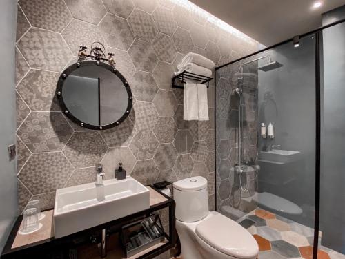 嘉义市嘉义轻行旅的一间带水槽、卫生间和镜子的浴室