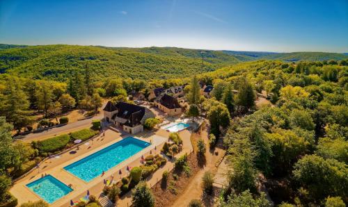 苏亚克Domaine de La Paille Basse的享有住宅空中景致,设有2个游泳池
