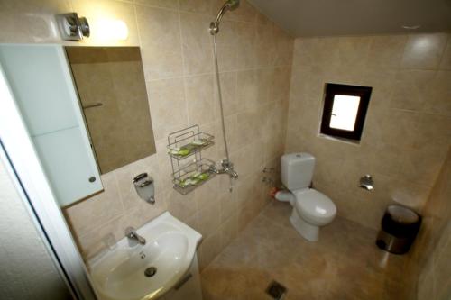 KrumovgradHotel Divna的浴室配有白色卫生间和盥洗盆。