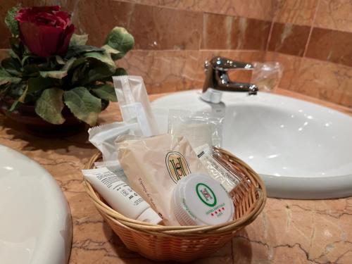 利纳雷斯圣地亚哥酒店的盥洗盆旁浴室台上的一套洗浴用品