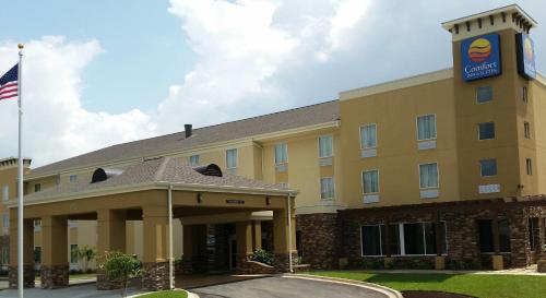 多森Comfort Inn & Suites Dothan East的前面有旗帜的酒店