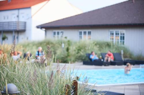 斯卡恩斯盖恩七彩酒店的一群人坐在游泳池周围