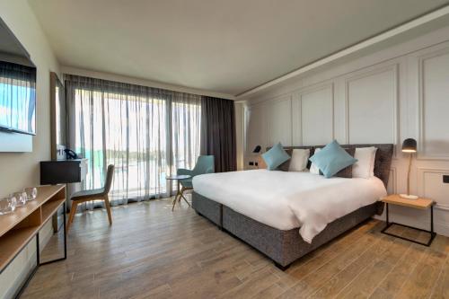 斯利马Land's End, Boutique Hotel的酒店客房设有一张大床和一张书桌。