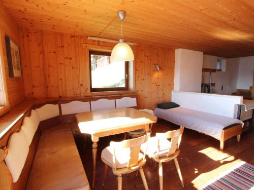 布里克森谷地霍普夫加尔滕豪格雷特度假屋的配有一张床和一张桌子及椅子的房间