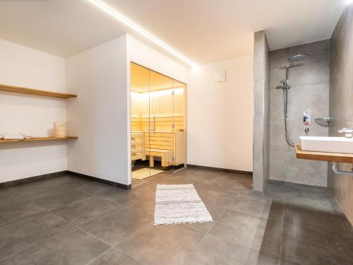 巴特霍夫加施泰因Luxury chalet in Bad Hofgastein with sauna的带淋浴和盥洗盆的浴室