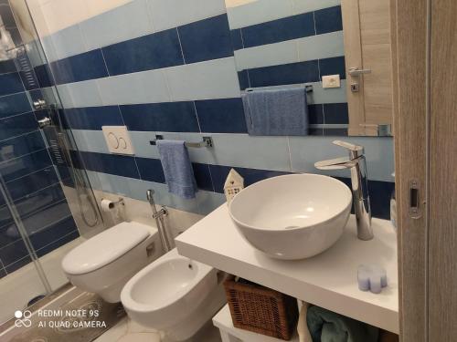 伊斯基亚casetta的浴室设有2个卫生间、水槽和淋浴。