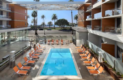 洛杉矶圣塔莫尼卡海滨酒店的大楼游泳池的顶部景色