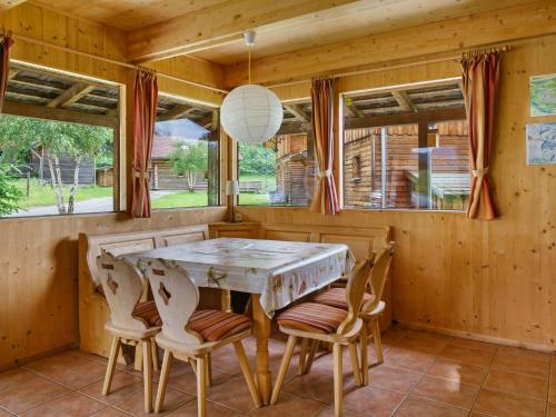 穆劳附近圣格奥尔根Chalet in Sankt Georgen near ski area的一间带木桌和椅子的用餐室