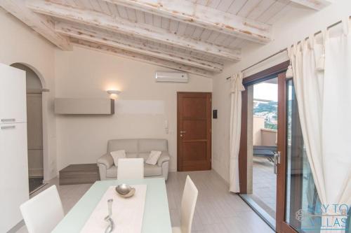卡斯特尔萨多Brigata House - Luxury 2 beds, wifi, balcony,sea view - Key to Villas的客厅配有沙发和桌子
