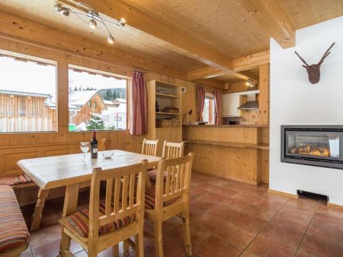 穆尔河畔施塔德尔Chalet near the Kreischberg ski area的一间带桌子和壁炉的用餐室