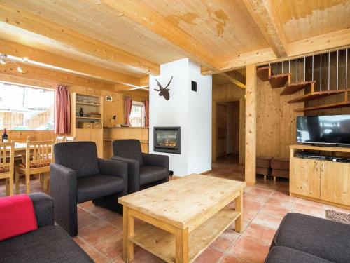 穆尔河畔施塔德尔Chalet near the Kreischberg ski area的客厅配有沙发和桌子