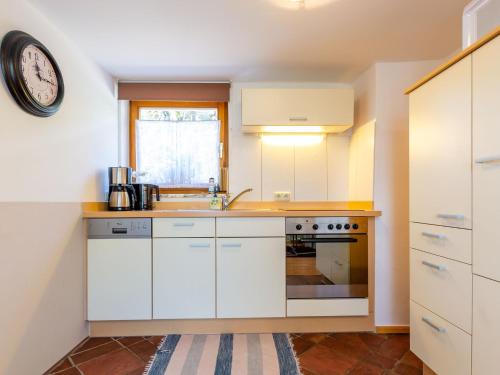 Simplistic Apartment in Piesendorf Walchen near Ski Slopes的厨房或小厨房