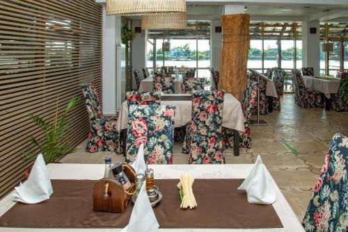 Fîntîna DulcePensiunea Paradise Delta House的一间在房间内配有桌椅的餐厅