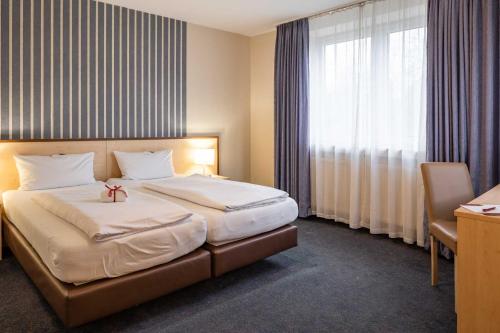 埃森Astoria Easy的酒店客房设有床和窗户。