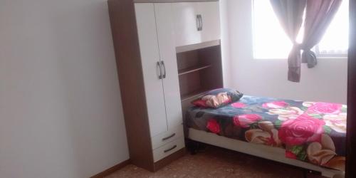 普拉亚Cubico Tota的一间卧室配有床和白色橱柜