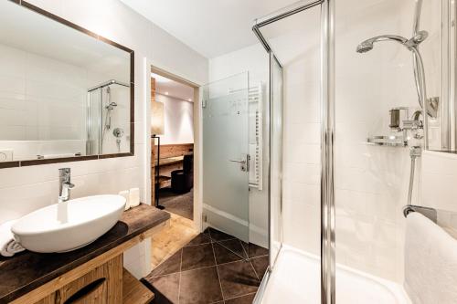 塞尔瓦迪加尔代纳山谷安特儿莱赫斯嘎德纳艺术酒店的一间带水槽和淋浴的浴室