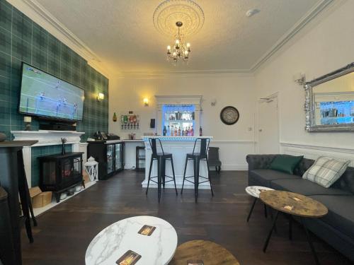 布莱克浦北魁斯特酒店的客厅配有沙发和桌子