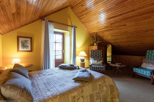 La Forge的一间带一张大床的卧室,位于一个拥有木制天花板的房间