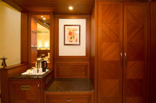 斋浦尔克拉里翁贝拉卡萨机场酒店的厨房配有木制橱柜和台面