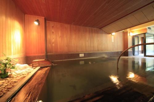 登别旅亭花由良日式旅馆 的游泳池,位于带游泳池的房子里