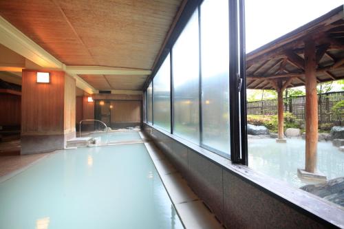 旅亭花由良日式旅馆 内部或周边的泳池