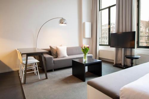 阿姆斯特丹Hapimag Apartments Amsterdam的客厅配有沙发和桌子
