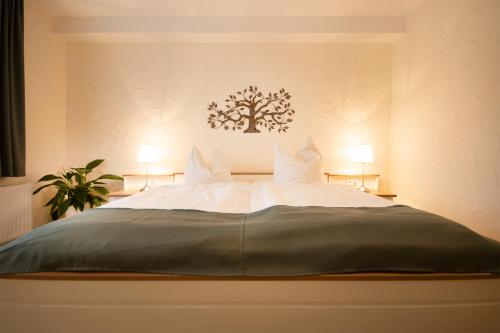 道恩Brauers Landarthotel GmbH的一间卧室配有一张大床和两个枕头