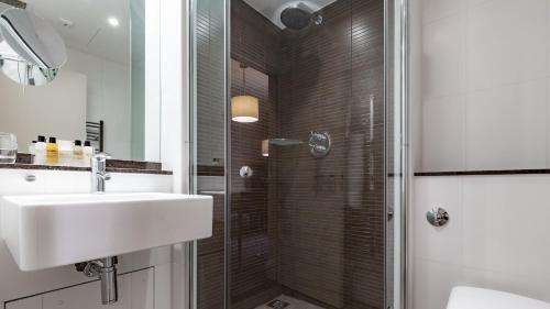 圣赫利尔泽西BDL泽西大酒店&SPA的一间带水槽和淋浴的浴室