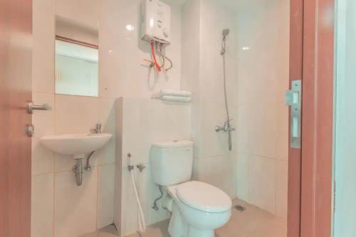 贝克西RedLiving Apartemen Grand Kamala Lagoon - Kita Pro Tower Barclay North的一间带卫生间和水槽的浴室
