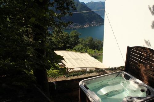 法杰托拉廖艾森提亚旅馆的山景按摩浴缸