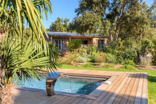 维琪奥港Version Lodge的一个带木甲板和房子的游泳池