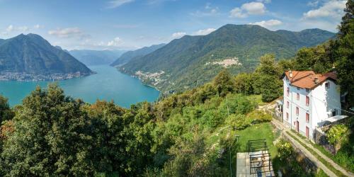 法杰托拉廖艾森提亚旅馆的一座享有湖景的山丘房屋