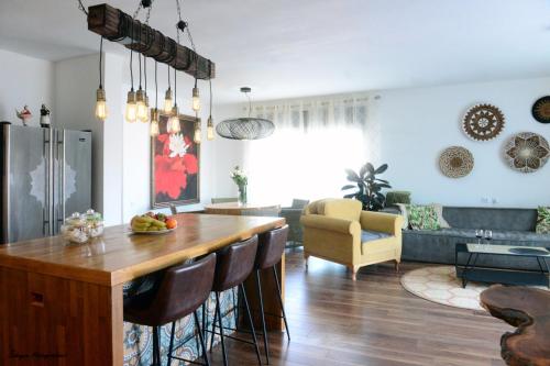 埃拉特Penthouse Bay View的厨房以及带桌椅的起居室。