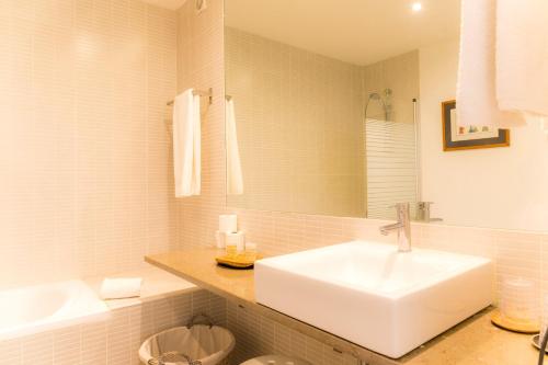 萨格里什Cercas Velhas的白色的浴室设有水槽和镜子