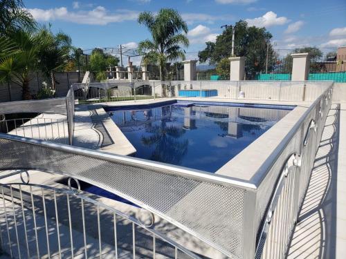 萨尔塔Las Tres Marías的游泳池周围设有围栏