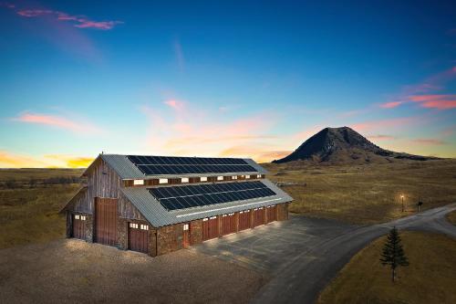 斯特吉斯The Loft At Raz Hideaway的一座带太阳能电池板的谷仓的图像
