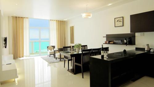 美奈海洋远景酒店的一间厨房和海景用餐室