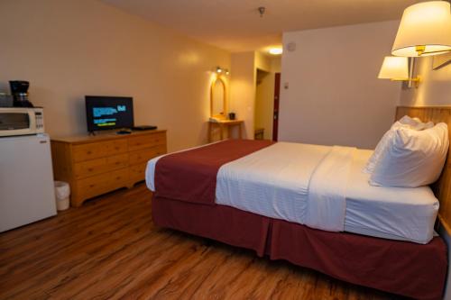 Canadas Best Value Inn- Riverview Hotel客房内的一张或多张床位