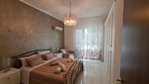 切法卢CH Exclusive Apartments的一间卧室配有一张床和一个吊灯