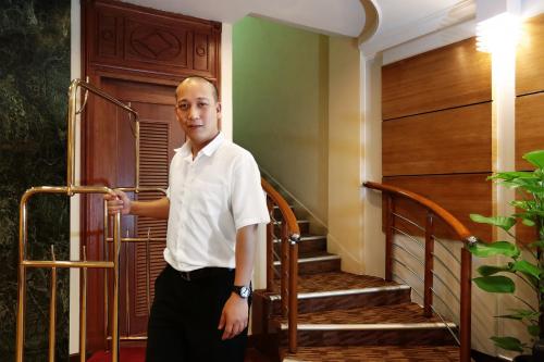 Kuala Belait圣淘沙酒店的站在楼梯旁的人