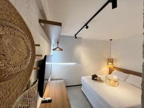 佩德拉斯港PATACHO VILLE - Rota Ecológica dos MILAGRES的一间卧室配有一张床和一张带台灯的桌子