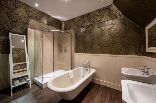阿伯福伊尔Karma Lake Of Menteith Hotel的带浴缸、水槽和淋浴的浴室