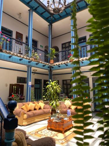 里奥班巴Hotel Montecarlo的大楼内带沙发和桌子的客厅