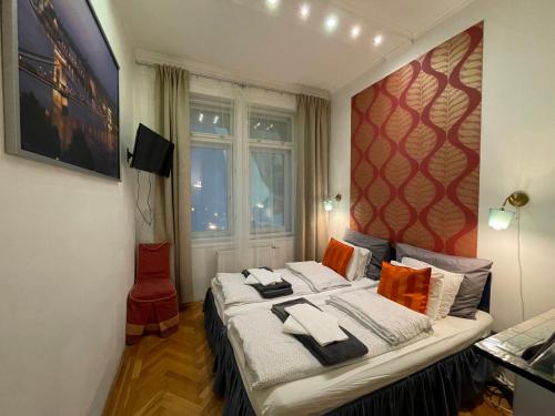 布达佩斯Centerpoint Panzio Digital Pansion Heritage Collection的一间卧室配有带毛巾的床