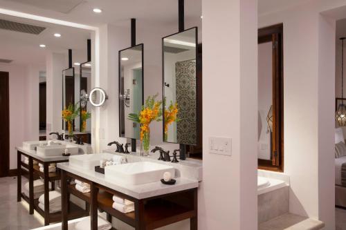 卡波圣卢卡斯Zoetry Casa del Mar Los Cabos的浴室设有2个水槽和2面镜子