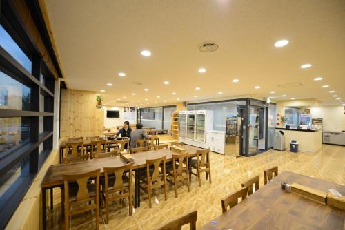 大田邓桑灰调酒店的一间设有木桌椅的餐厅,以及一间供个人用餐的餐厅