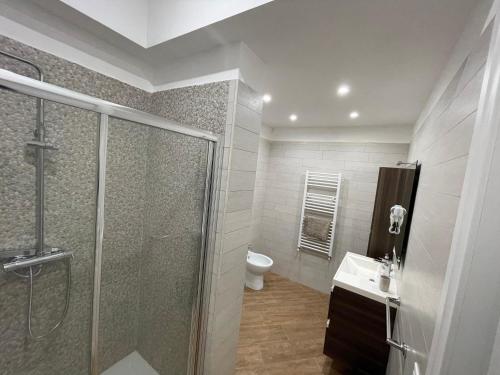 塔兰托B&B Miramare Suite Borgo的带淋浴、卫生间和盥洗盆的浴室