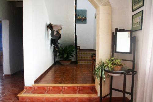 马翁毕耐诺农家乐的房屋内带楼梯和盆栽的走廊