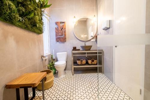 日惹Siji Gempol Vacation Home的一间带卫生间和镜子的浴室